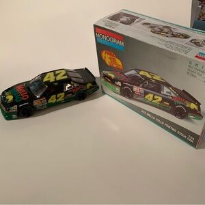 Vintage NASCAR MELLO YELLO Petty 42 Pontiac Grand Prix Model 1/24 assembled